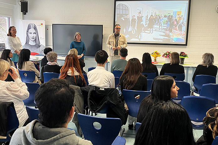 UMM-Pflegedirektor Rayk Oemus-Diehl gratuliert den Absolventinnen und Absolventen