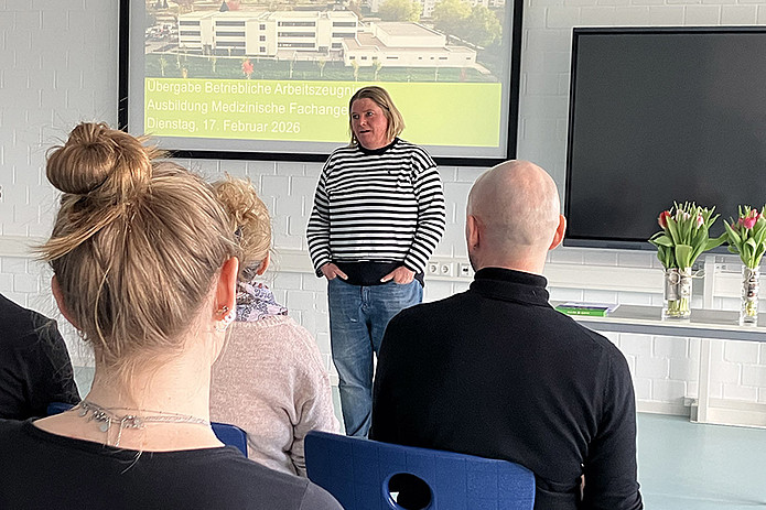 Akademieleiterin Anke Kany würdigt die Leistung der Absolvent:innen