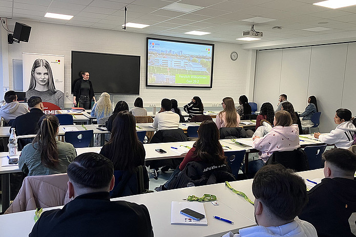 Kursleiterin Christiane Schulz erklärt dem neuen Kurs die ersten Schritte an der Akademie