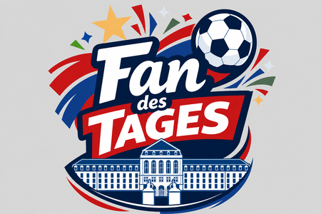Logo „Fan des Tages“ auf hellgrauem Hintergrund. Die Grafik zeigt einen Fußball, bunte dynamische Schwünge in Rot, Blau und Weiß, einen goldenen Stern sowie Konfetti-Elemente. Im Mittelpunkt steht der Schriftzug „Fan des Tages“ in Weiß mit dunkelblauer und roter Umrandung. Am unteren Rand befindet sich die stilisierte Illustration eines repräsentativen Gebäudes in Blau-Weiß.