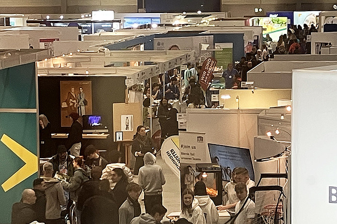 Der Blick auf den Messestand der UMM aus erhöhter Perspektive