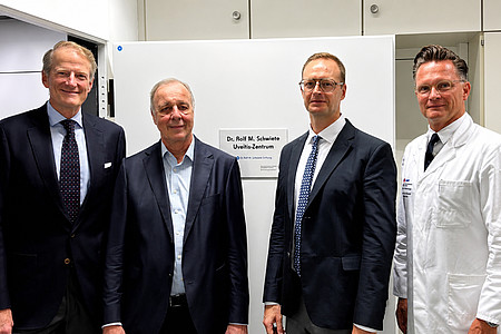Gruppenfoto: Mediziner und Stifter stehen vor neuem Uveitis Zentrum