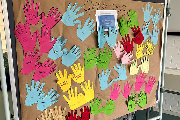 Der Abschlusskurs hat eine Tafel mit den eigenen Wünschen für die Zukunft gestaltet