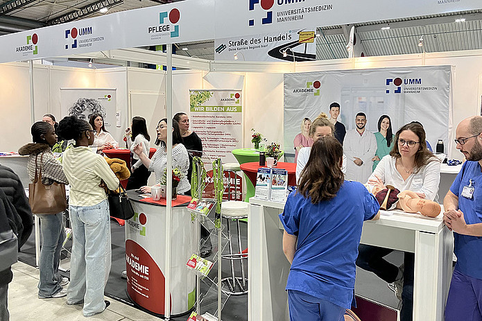 Vertreter:innen der UMM Akademie beraten Interessierte über das umfangreiche Angebot an Ausbildungen im Gesundheitswesen