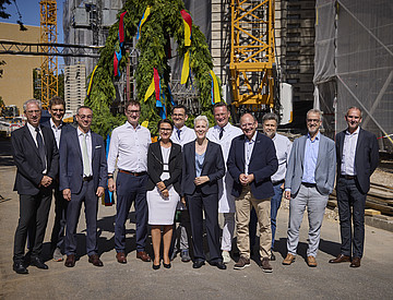 Gruppenfoto vor dem Richtkranz