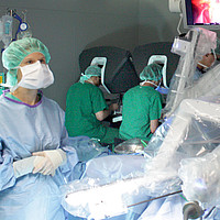 Опытные хирурги оперируют также с помощью хирургического робота новейшего поколения Da Vinci.