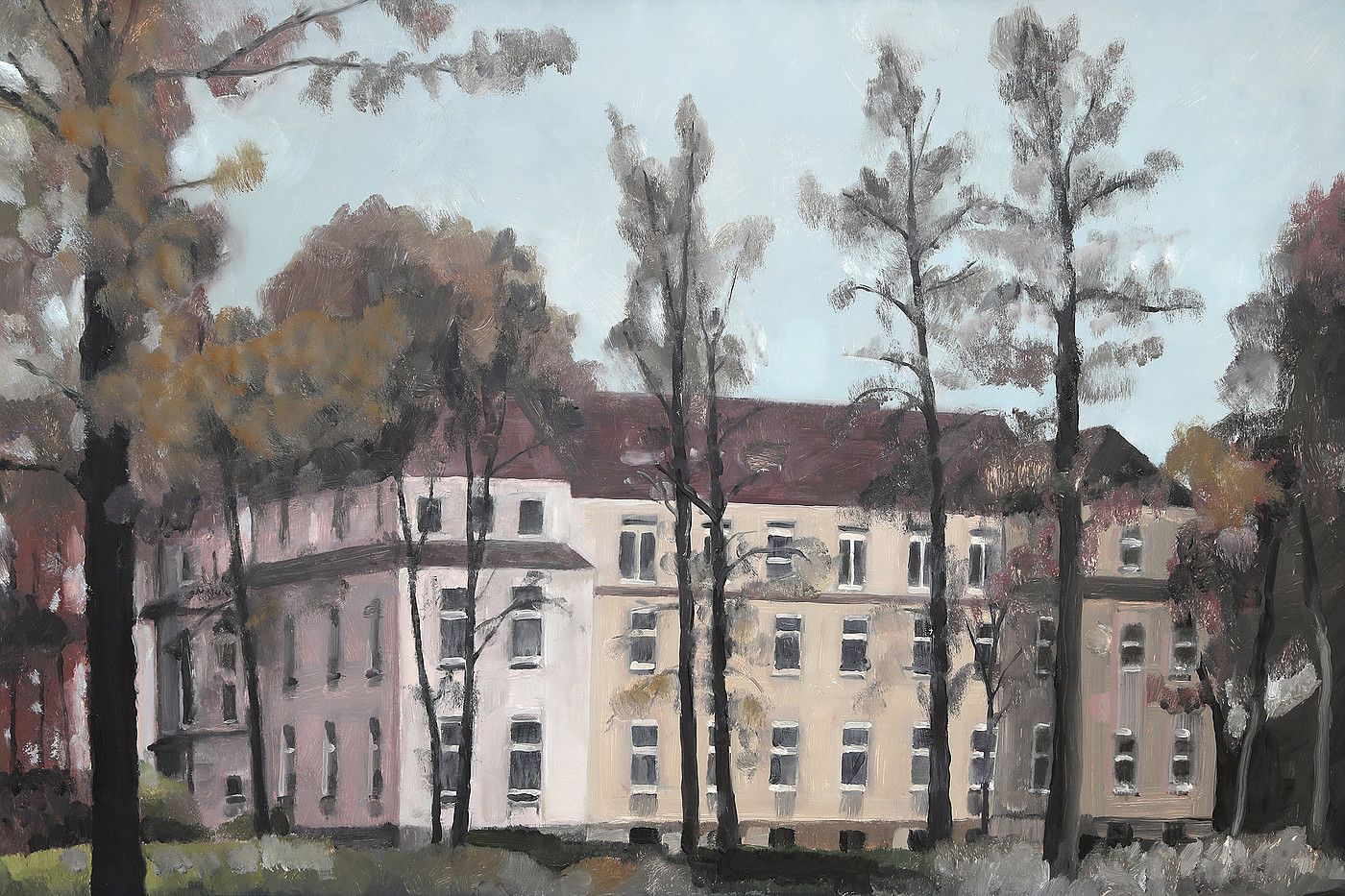 Altes Gebäude hinter Bäumen