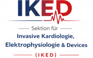 Logo mit der Aufschrift ‚IKED‘ in Blau und Rot, mit einem EKG-Herzschlag-Symbol. Darunter steht ‚Sektion für Invasive Kardiologie, Elektrophysiologie & Devices (IKED)