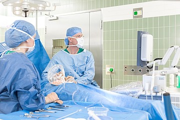 Arzt operiert im OP-Saal 