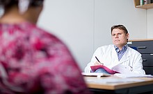 Prof. Dr. med. Mirko Otto beim Gespräch mit einer Patientin, die unter Adipositas leidet. Dr. Otto ist Leiter des Zentrums zur Behandlung der Adipositas und Diabetes.