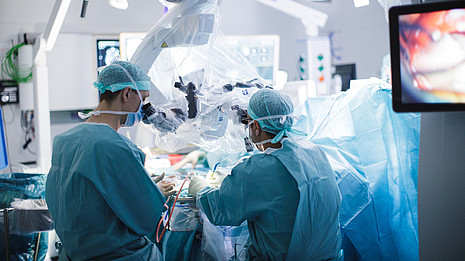 Blick in den OP der Neurochirurgie