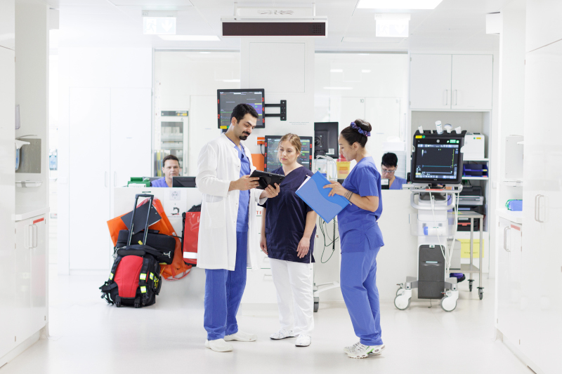 Mitarbeiter einer Intensivstation im Gespräch