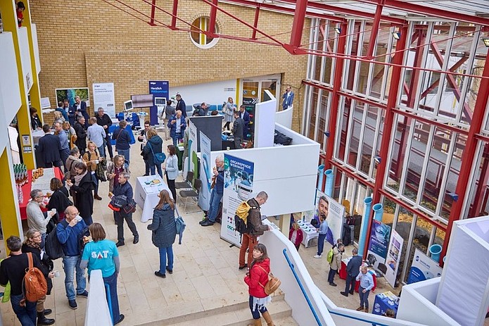 Menschen im Foyer der UMM