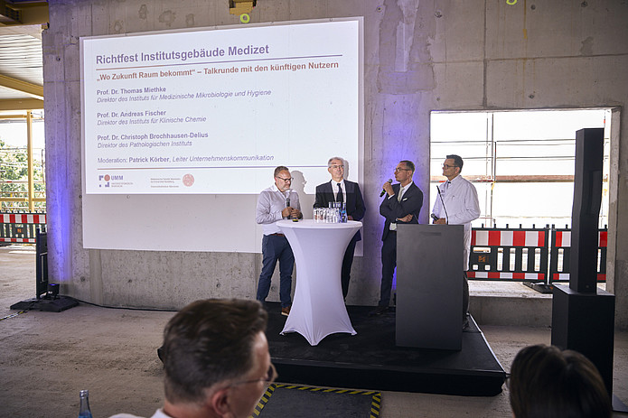Diskussionsrunde: Vier Männer diskutieren über die zukünftige Nutzung des neuen MediZet Institutsgebäude