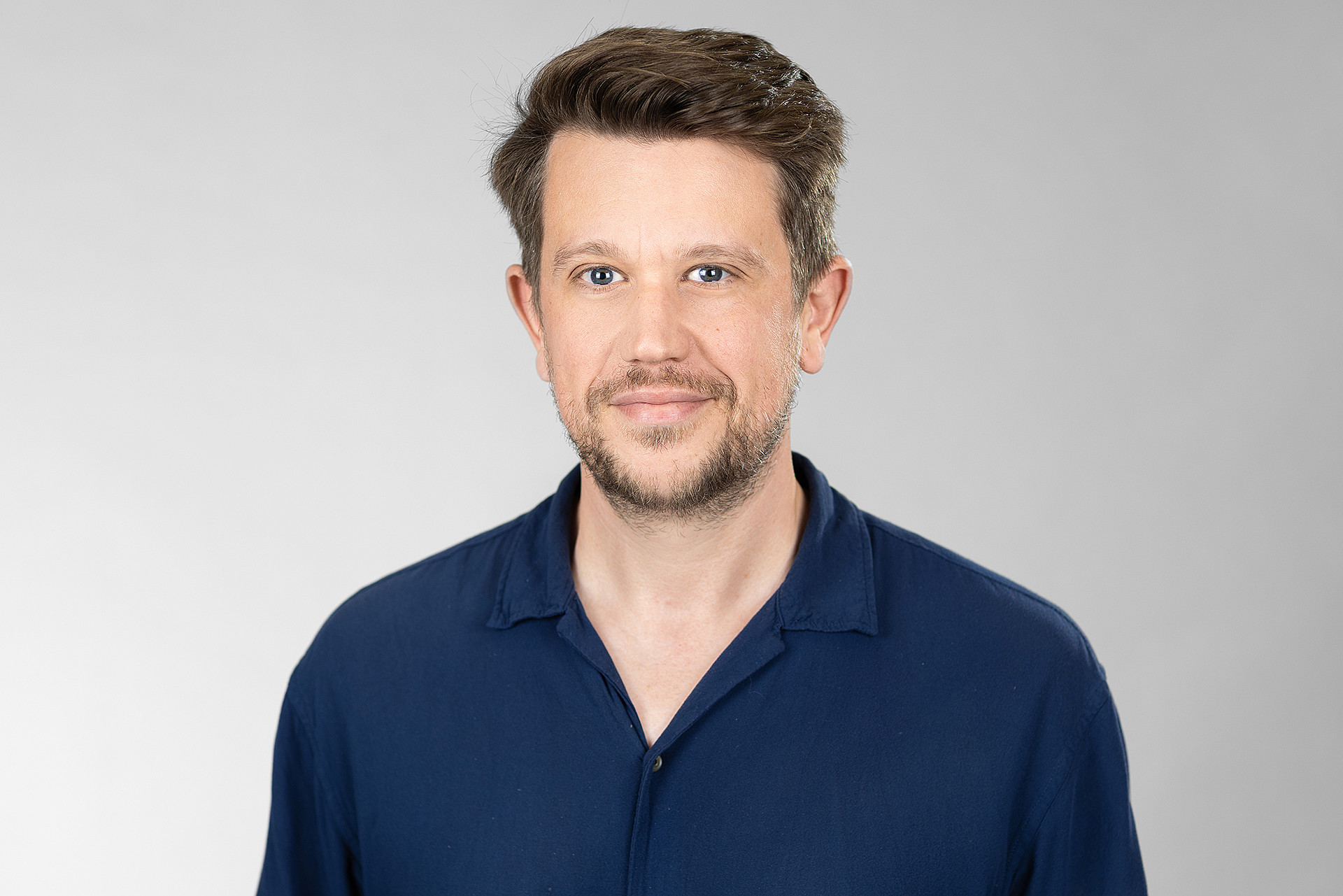 Hier ist ein Portraitfoto von Herrn Professor Weigert zu sehen. 