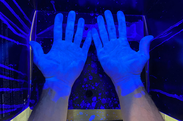 Desinfizierte Hände unter UV-Lampe