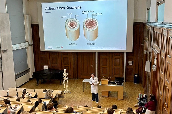 Ärztin hält Vortrag in Hörsaal.