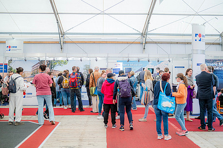 Großes Besucherinteresse am Messestand des Universitätsklinikums.