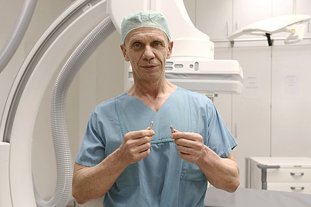 Professor Dr. Jürgen Kuschyk hält den den kabellosen Zweikammer-Herzschrittmacher in den Händen.