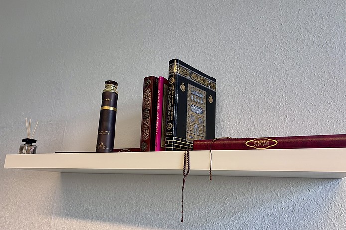 Im Gebetsraum stehen Korane zur Verfügung.