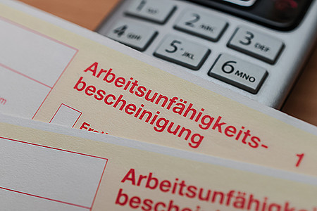 Hier ist eine Arbeitsunfähigkeitsbescheinigung als Symbolbild für Krankschreibungen zu sehen