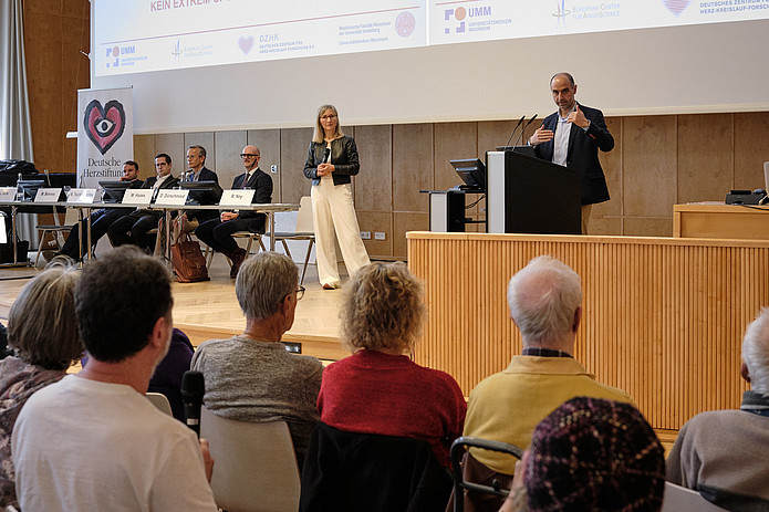 Prof. Dr. Ibrahim Akin antwortet auf Fragen des interessierten Publikums