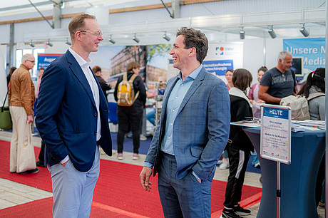 (vl.l.) Prof. Dr. Dr. med. Robert Finger (Direktor Augenklinik UMM) und Prof. Dr. med. Michael Boettcher ( Direktor Kinderchirurgische Klinik UMM) im Gespräch.