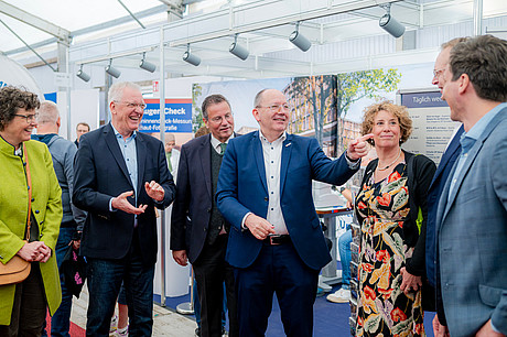 (v.l.) Sylvia Felder (Regierungspräsidentin des Regierungsbezirks Karlsruhe), Prof. Dr. med. Hans-Jürgen Hennes (Medizinischer Geschäftsführer/ Ärztlicher Direktor UMM), Peter Hauk (Minister Baden-Württemberg für Ernährung, Ländlichen Raum und Verbraucherschutz), Christian Specht (Oberbürgermeister der Stadt Mannheim), Prof. Dr. Diana Pretzell (1. Oberbürgermeisterin der Stadt Mannheim), Prof. Dr. Dr. med. Robert Finger (Direktor Augenklinik UMM) und Prof. Dr. med. Michael Boettcher (Direktor Kinderchirurgische Klinik UMM) im Gespräch.