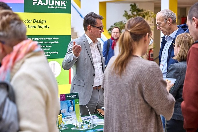 Gespräche an Ausstellungsstand