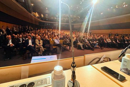 Blick von der Bühne ins Auditorium bei einem internationalen Fachkongress