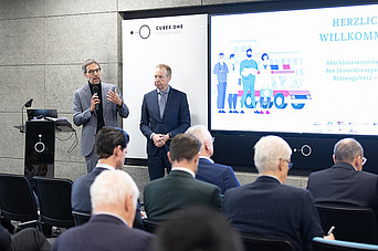 Professoren begrüßen Besucherinnen