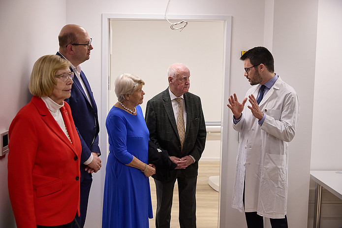 Arzt erläutert Details zur Klinik