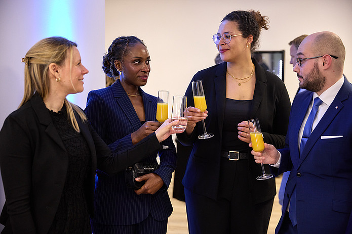 Gäste mit Sektgläsern im Gespräch