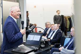 Prof. Hans-Jürgen Hennes bei seiner Begrüßungsrede 