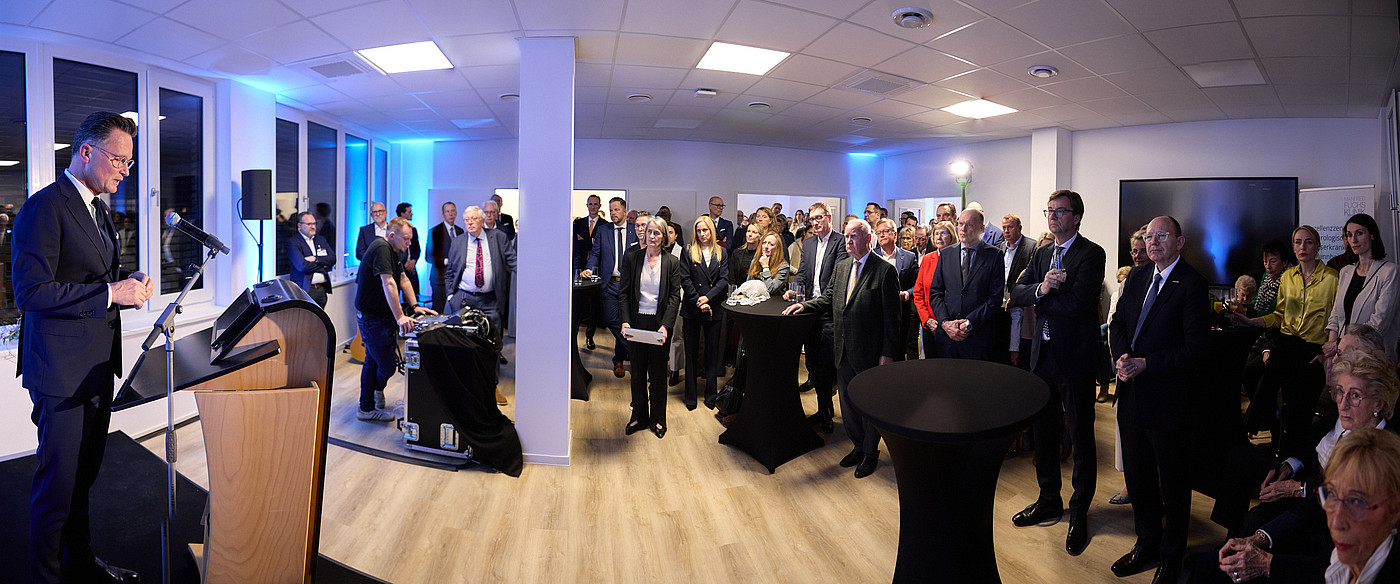 Panoramafoto zeigt den gesamten Empfangsraum mit Rednerpult und Gästen