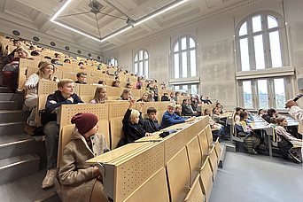 Kinder sitzen im Hörsaal