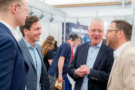(v.l.) Prof. Dr. Dr. med. Robert Finger (Direktor Augenklinik UMM), Prof. Dr. med. Michael Boettcher (Direktor Kinderchirurgische Klinik UMM) und Prof. Dr. med. Hans-Jürgen Hennes (Medizinischer Geschäftsführer/ Ärztlicher Direktor UMM) im Gespräch mit einem Besucher. 