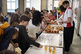 Kinder essen und trinken in der Pause