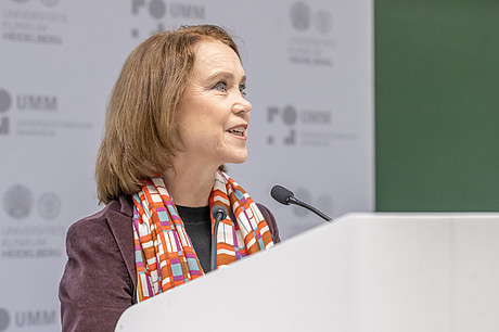 Petra Olschowski spricht im Hörsaal der Kopfklinik 