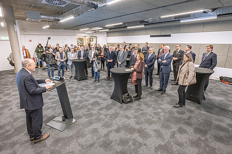 Bürgermeister Christian Specht spricht zu Großgruppe