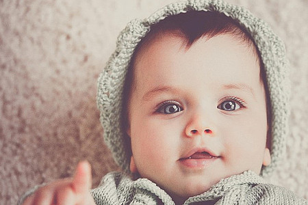 Kleinkind mit Mütze