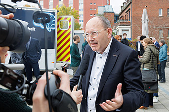 Medienvertreter befragen OB Specht