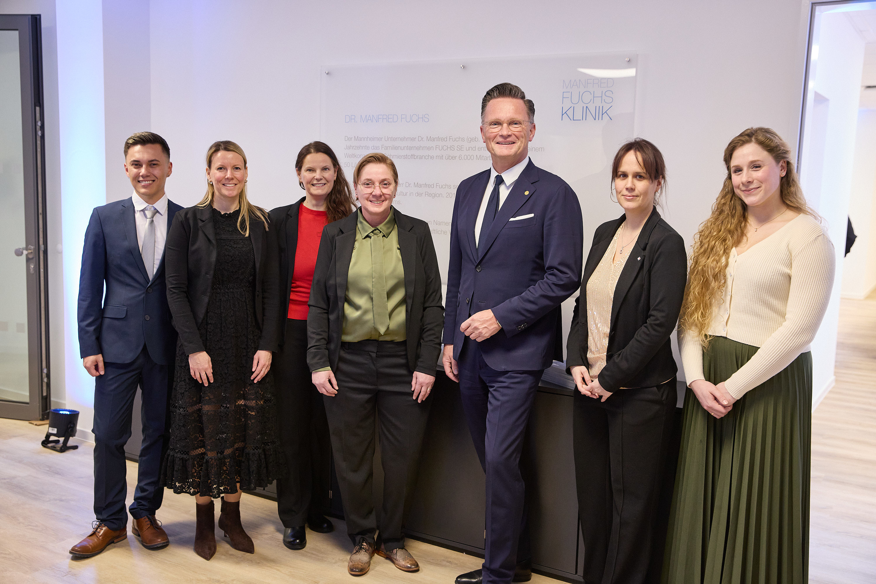 Gruppenfoto von Mitarbeitenden der Universitätsmedizin Mannheim vor einer Tafel in der Manfred Fuchs Klinik.
