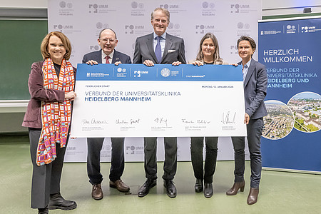 Gruppenfoto mit symbolischem Vertrag während der Feierstunde