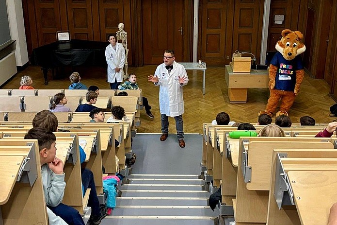 Arzt spricht in Hörsaal.