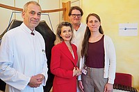 Prof. Dr. Wolf-K. Hofmann, Prof. Dr. Ralf-Dieter Hofheinz und Christine Gäbel freuten sich sehr über den prominenten Besuch von Anne-Sophie Mutter (Bildmitte)
