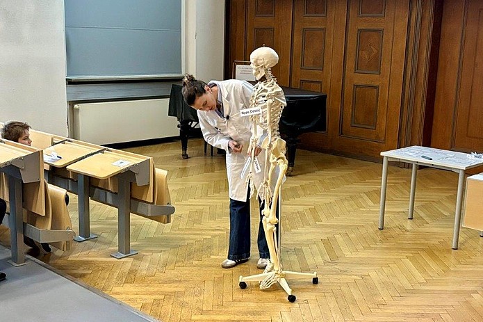 Ärztin hält Vortrag in Hörsaal.