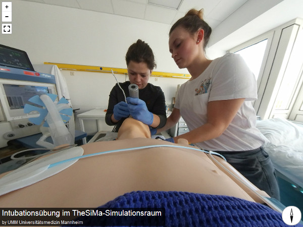 Intubationsübung im TheSiMa-Simulationsraum der UMM in 360° Ansicht - Klicken Sie zum Öffnen des Panoramas