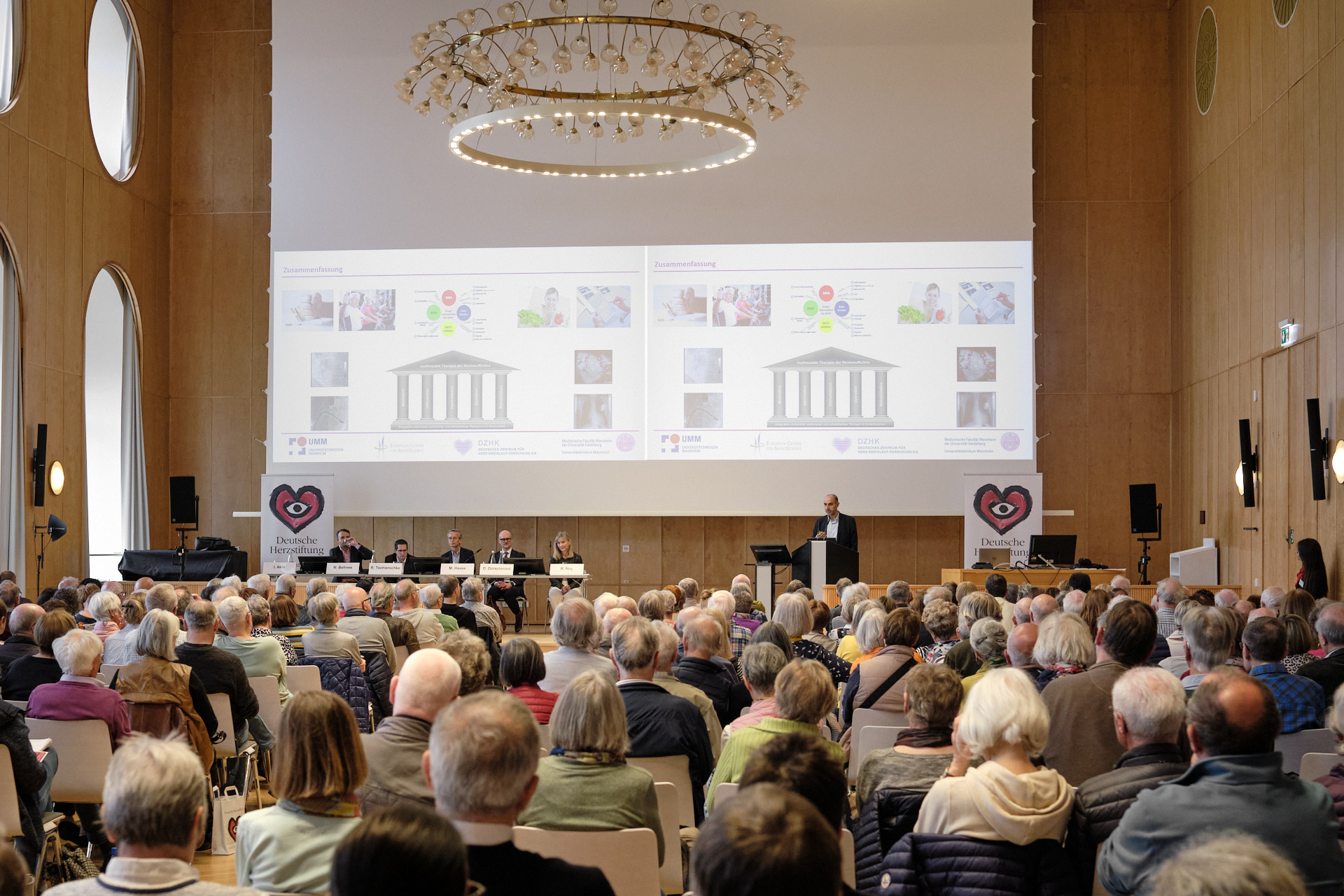 Blick in die gefüllte Aula beim Herzseminar im Mannheimer Schloss