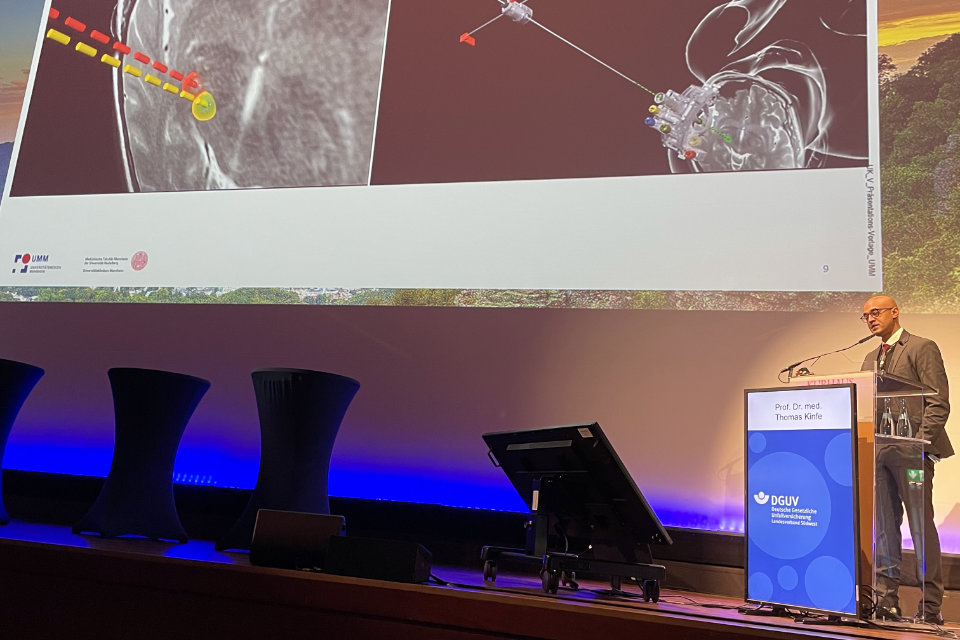 Prof. Dr. med. Thomas Kinfe während seines Vortrags auf der DGUV-Tagung 2025
